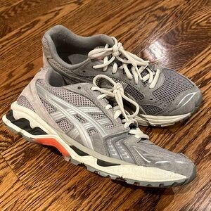 ASICS GEL-KAYANO 14 GREY/PURE SILVER
Size: 6.5 men's (approx 8-8.5 women's)